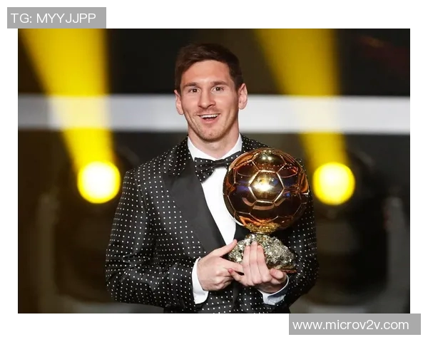 足球明星华丽西装亮相视频展现风采与魅力引发热议